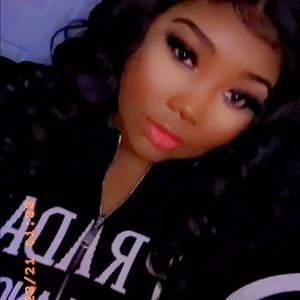 Meet your Posher, Simona